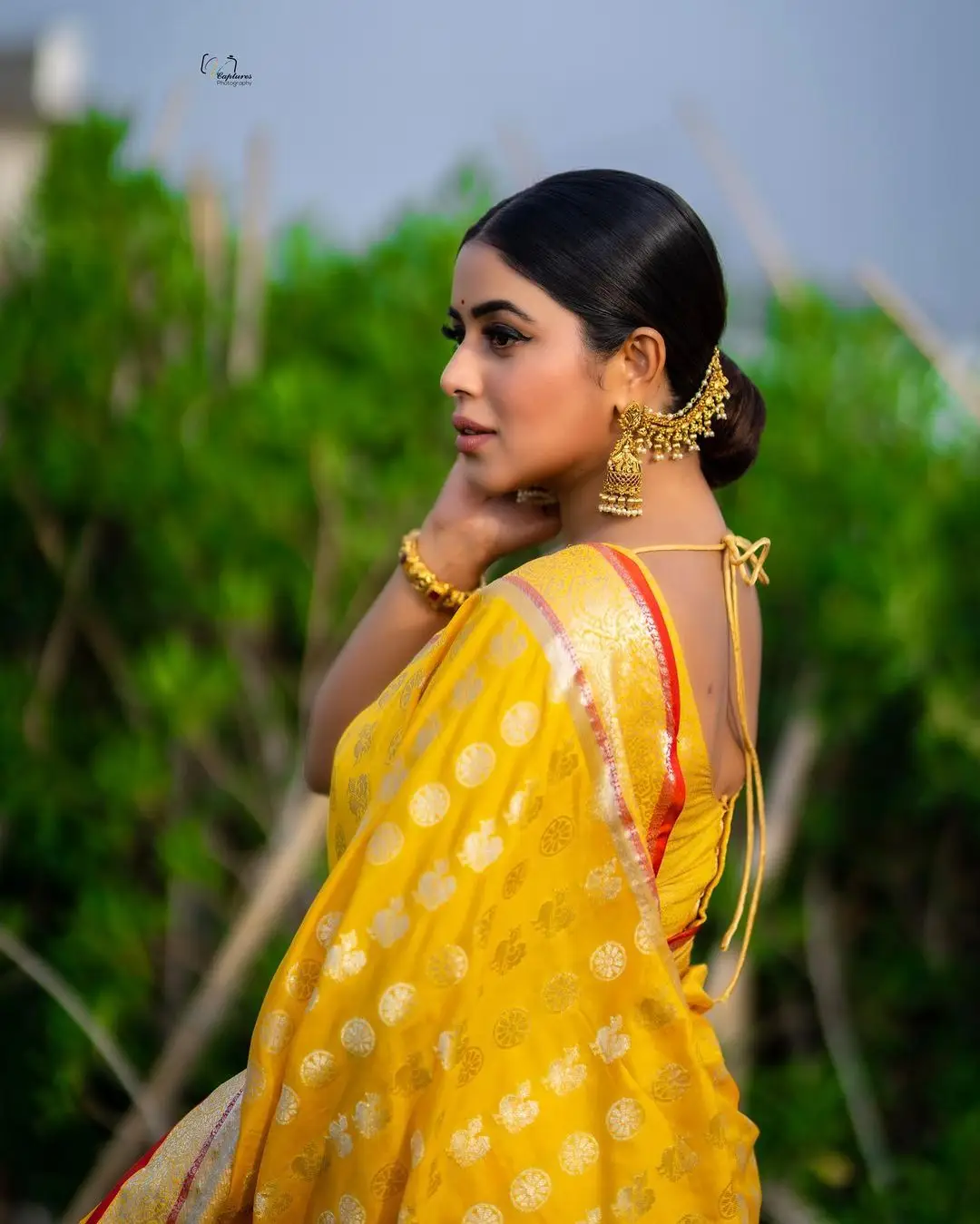 SHAMNA KASIM WEARING BEAUTIFUL JEWELLERY YELLOW PATTU SAREE 5